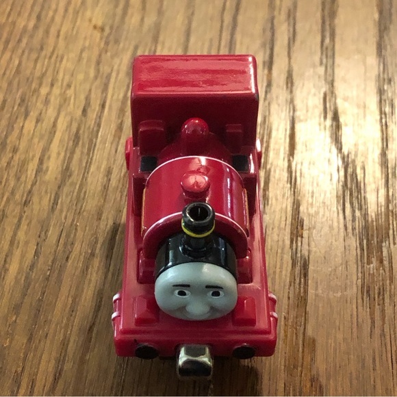 “SKARLOEY” Thomas and Friends Take N Play Take Along - Picture 2 of 12